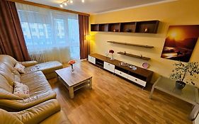Family Apt For 6, 10Mins To Centre, Free Parking, Quiet Location, New Furniture, Balcony